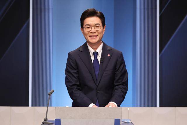 정원오 더불어민주당 서울시장 예비후보가 3일 서울 여의도 KBS 스튜디오에서 열린 더불어민주당 서울시장 본경선 후보자 2차 합동토론회에서 토론을 준비하고 있다. 국회사진기자단