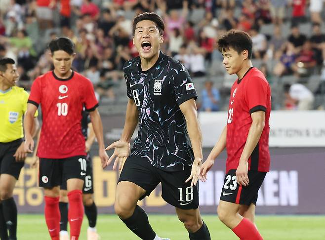 <yonhap photo-4526="">용인미르스타디움에서 열린 2025년 동아시아축구연맹(EAFF) E-1 챔피언십(동아시안컵) 남자부 2차전 한국과 홍콩의 경기. 골을 넣은 한국 이호재가 기뻐하고 있다. 사진=연합뉴스</yonhap>