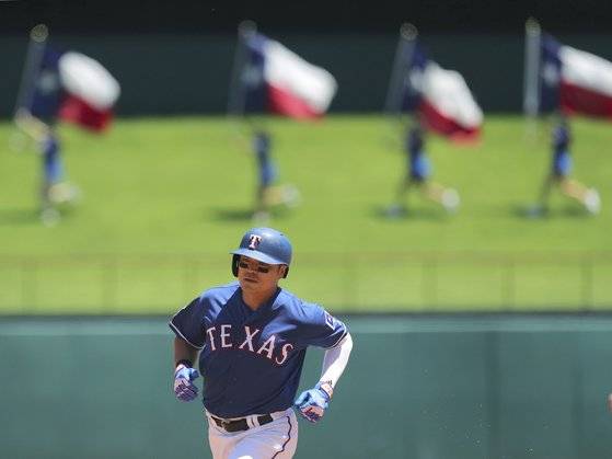 20일 세인트루이스와 경기에서 선두타자 홈런을 치고 베이스를 도는 추신수. [AP=연합뉴스]