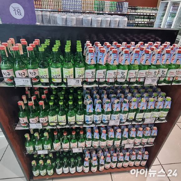 필리핀 대형마트에서 참이슬(오른쪽)과 나란히 진열된 현지 짝퉁 소주. [사진=전다윗 기자]
