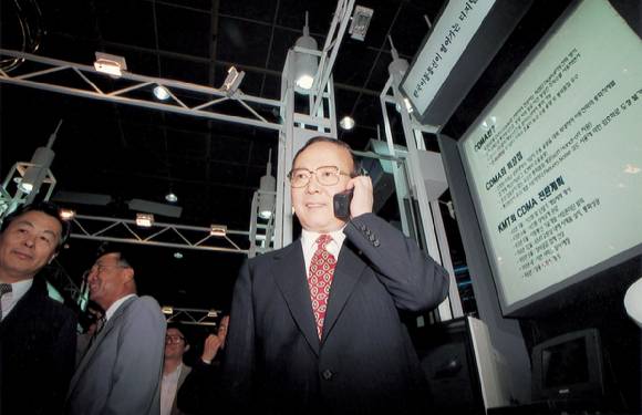 1995년 6월 12일 '정보통신 전시관 행사'에서 경상현 전 정보통신부 장관이 CDMA 시험통화를 하고 있는 모습 [사진=SKT]