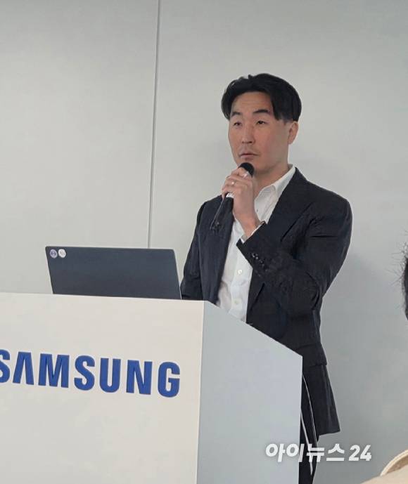 이일환 삼성전자 MX 디자인팀장 부사장이 9일 서울 중구 태평로빌딩에서 열린 갤럭시 디자인 미디어 브리핑에서 갤럭시S26 시리즈의 디자인 철학을 소개하고 있다. [사진=박지은 기자]