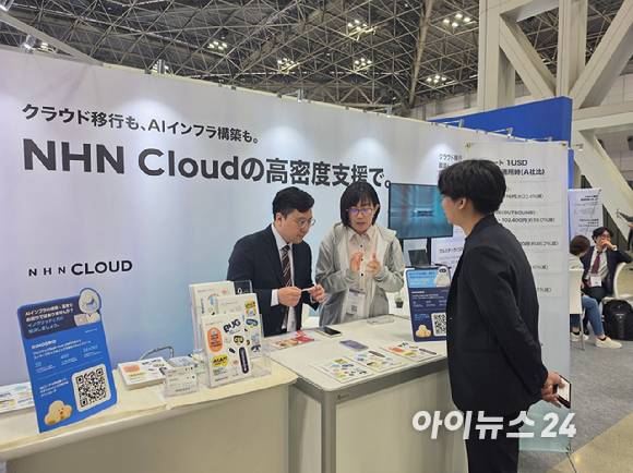 8일 일본 도쿄 빅사이트에서 개막한 '2026 재팬 IT 위크 춘계(Japan IT Week Spring)'에 마련된 NHN클라우드·이노그리드 공동부스에 일본 현지 기업 관계자가 방문해 상담하고 있다. [사진=윤소진 기자]
