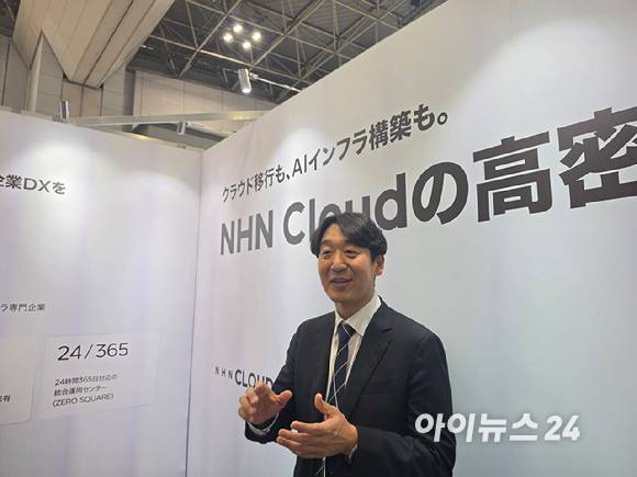 김동훈 NHN클라우드 대표가 8일 8일 도쿄 빅사이트에서 개막한 일본 최대 IT 전시회 '2026 재팬 IT 위크 춘계' 현장에서 한국 취재진의 질문에 답하고 있다. [사진=윤소진 기자]