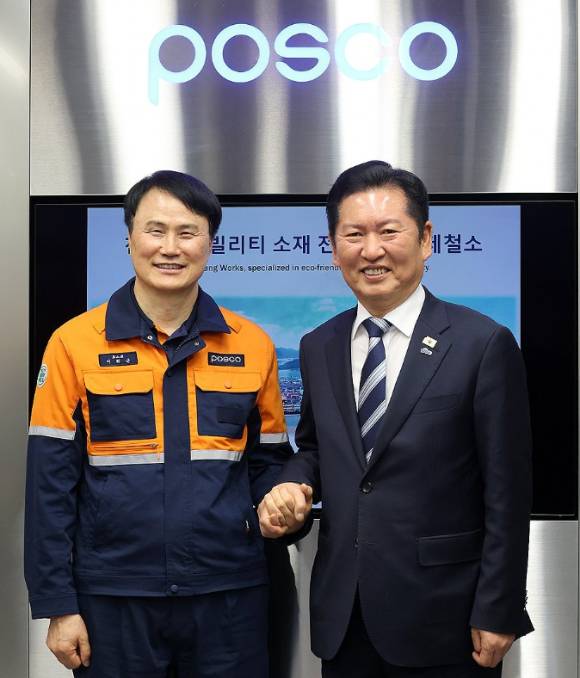 정청래 더불어민주당 대표와 이희근 포스코 대표이사 사장이 9일 전남 광양시 포스코 광양제철소에서 간담회를 마친 뒤 사진을 찍고 있다. [사진=연합뉴스]