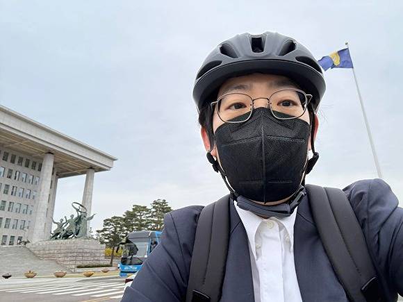 조지연 국민의힘 의원의 국회출근길 장면 [사진=조지연 페이스북 캡처]