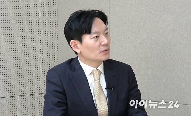 박상용 인천지검 부부장검사가 8일 서울 양평동 아이뉴스24 스튜디오에서 진행된 유튜브 방송 '여의뷰'에 출연해 인터뷰하고 있다. [사진=최기철 기자]