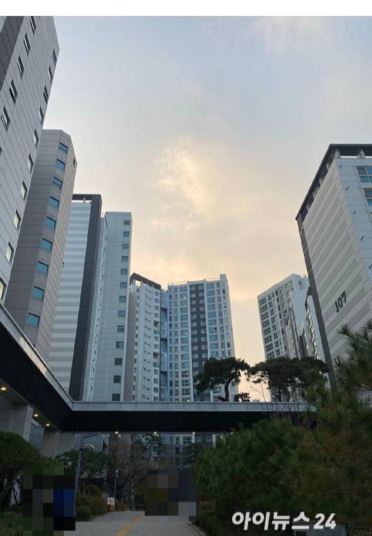 흑석뉴타운 인근 신축 아파트 롯데캐슬에듀포레 단지가 보이고 있다. [사진=김민지 기자]