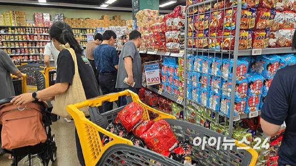 서울의 한 대형마트 라면 매대. 오프라인 매장에서 적용하던 단위가격표시제가 온라인 쇼핑몰로 확대되면서 소비자들의 편익 향상이 기대된다. 사진은 기사와 직접적인 관련 없음.[사진=아이뉴스24 DB]