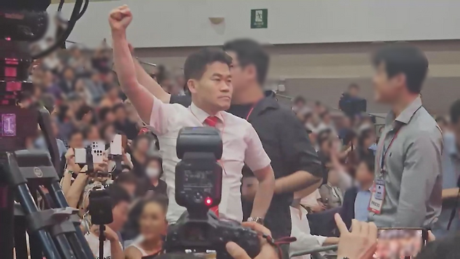 유튜버 전한길(본명 전유관) 씨가 지난해 8월 대구에서 열린 국민의힘 제6차 전당대회 대구·경북 합동연설회에서 이목을 끌고 있는 모습