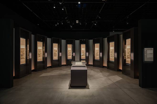 대구간송미술관 기획전 ‘추사의 그림 수업’에 전시 중인 ‘팔인수묵산수도’와 진열장 속 『예림갑을록』. [사진 대구간송미술관]