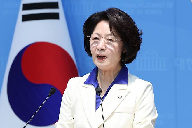 더불어민주당 6·3 지방선거 경기도지사 후보로 확정된 추미애 의원이 8일 서울 여의도 국회 소통관에서 현안 기자회견을 하고 있다. 뉴스1
