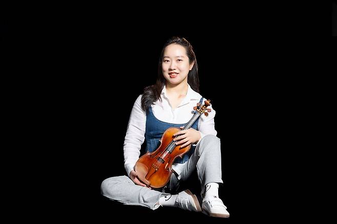 임현재 바이올리니스트가 6일 상암동 중앙일보 스튜디오에서 포즈를 취하고 있다. 그는 무대에서 앉은 상태로 편하게 연주하기 위해 드레스 대신 점프수트를 입는다. 그는 "평소 자라 등 패스트 패션 브랜드에서 옷들을 좋아하는데 지금도 온라인에서 산 옷을 입었다"며 "최근 무대에서 입었던 점프수트도 온라인 쇼핑으로 해결했다"고 말했다. [권혁재 사진전문기자]