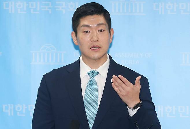 김재섭 국민의힘 의원이 지난달 31일 국회 소통관에서 정원오 더불어민주당 서울시장 예비후보 의혹 관련 기자회견을 한 후 백브리핑을 하고 있다. 임현동 기자