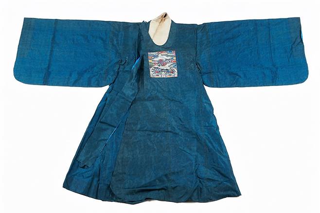 단령(團領). 문무백관이 집무복으로 착용한 공복(公服)이다. 사진 국립진주박물관