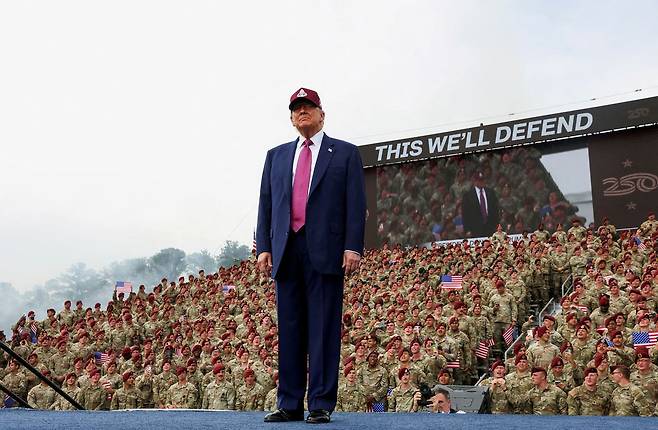 지난해 6월 10일(현지시간) 미국 노스캐롤라이나주 포트 브래그에서 열린 미 육군 창설 기념 행사에서 도널드 트럼프 미국 대통령이 연설하고 있다. 로이터=연합뉴스