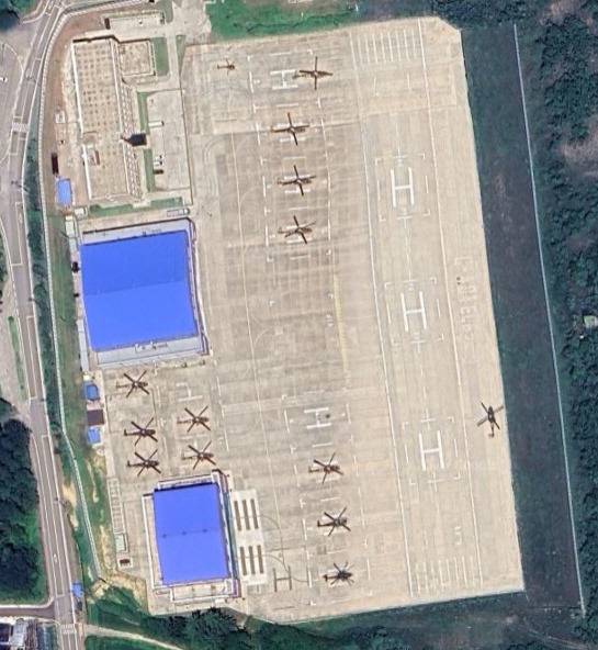 ▲ 구글어스 등 상용 위성서비스에서 확인되는 양구군 양구읍 안대리 군 비행장. 계류 중인 헬기 수와 배치, 시설 구조가 식별 가능한 수준으로 노출되며 보안 문제 지적이 제기되고 있다. 구글어스 캡처