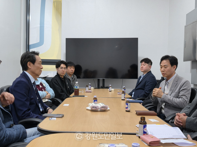 ▲ 우상호 더불어민주당 강원도지사 예비후보는 9일 선거 캠프에서 K-창업진흥협회와 간담쇠를 갖고 강원기업 지원 방안을 모색했다. 이정호 기자