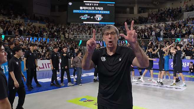 현대캐피탈 블랑 감독이 4차전 승리 후 손가락을 펴 보이며 ‘현대가 3대 1로 우승했다’라는 무언의 메시지를 보내고 있다.