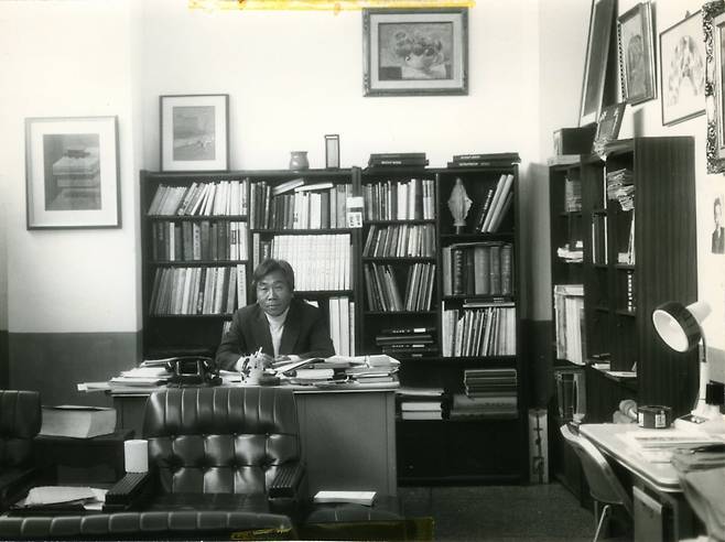집무실에서의 이구열(1976). 리움미술관 자료실 소장