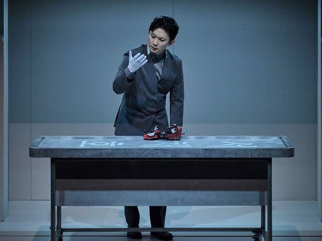 로봇 장의사 '로비스'를 연기하는 배우 강기둥. 예술의전당 제공