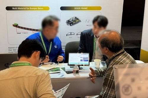 아네스노트(anessNote)가 배치된 비즈니스 미팅 현장