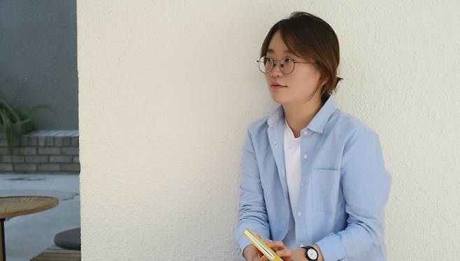 소설가 김혜진의 <달걀의 온기> 속 인물들은 주저하고 망설이면서도 타인에게 손을 내민다. 창비 제공