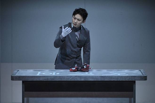 연극 ‘뼈의 기록’은 안드로이드 로봇 장의사의 이야기를 다룬 천선란 작가의 동명 소설이 원작이다.  (c)예술의전당, 할리퀸크리에이션즈㈜