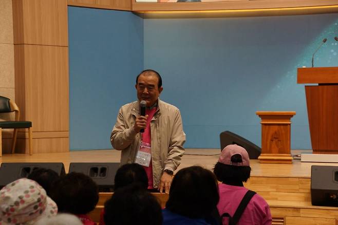 부산 온천교회 임영철 시니어위원장이 8일 수요오전예배를 마친 뒤 봄 소풍 일정과 안전사고 예방 교육을 하고 있다.