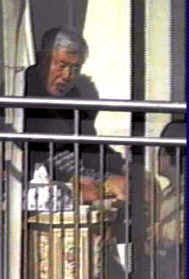 1999년 이근안 전 경감에게 도피를 지시한 박처원 전 치안감이 서울 옥수동의 아파트 베란다에 나온 모습이 카메라에 잡힌 모습. 국민일보DB, YTN 화면 촬영