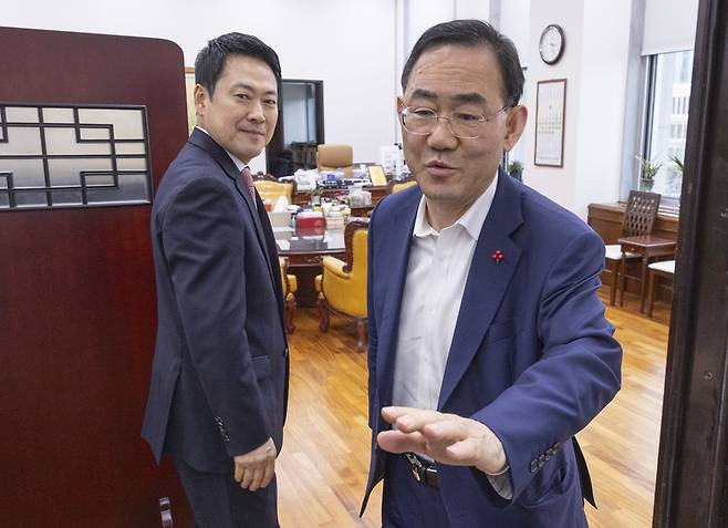 장동혁 국민의힘 대표(왼쪽)가 지난달 31일 국회 본회의 도중 6·3 지방선거 대구시장 선거 후보에서 탈락해 법원에 효력정지 가처분을 신청한 주호영 국회 부의장을 만나기 위해 주 부의장의 집무실로 들어서고 있다. / 사진=연합뉴스