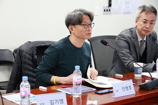 ▲지난 8일 국회의원회관 제3간담회실에서 '콘텐츠산업 노동자 노동환경 개선을 위한 입법과제' 토론회가 개최된 가운데, 안병호 영화산업노동조합 위원장이 발언하고 있다. 사진=손솔 의원실 제공.