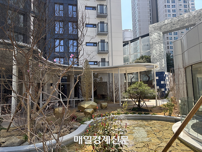 ‘오티에르 반포’ 내부 조경. [백지연 기자]