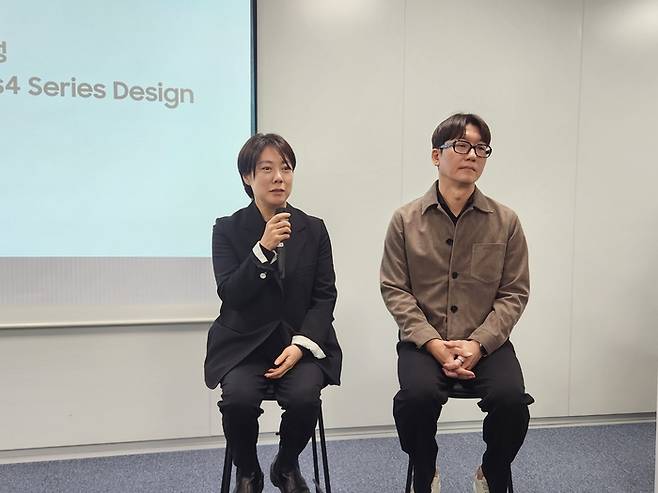 삼성전자는 9일 오전 서울 중구 태평로빌딩 19층 기자실에서 미디어 브리핑을 열고 지난달 출시한 갤럭시 S26 시리즈와 갤럭시 버즈4 시리즈의 디자인 콘셉트와 개발 과정을 소개했다. 이지영 삼성전자 MX사업부 디자인팀 상무(왼쪽)와 송준용 MX사업부 디자인팀 그룹장.[전종헌 기자]