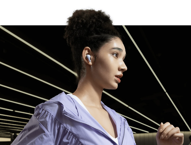 모델이 2만원대 샤오미 무선 이어폰을 착용하고 있다.[샤오미리아]