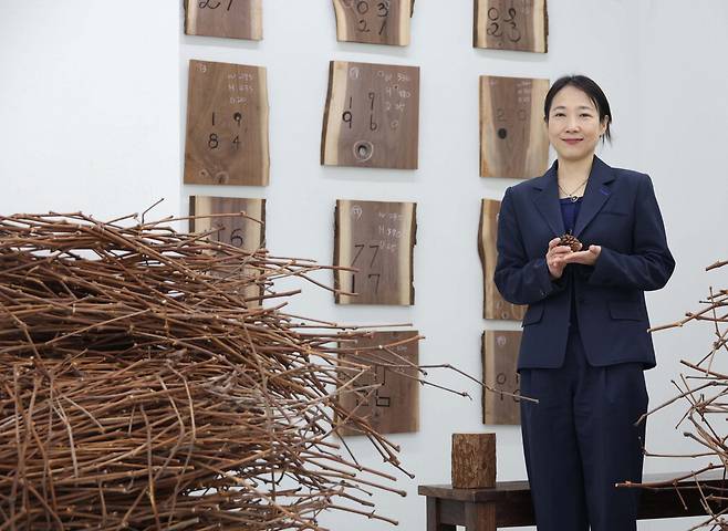 오원 작가가 '나무 사유' 전시장에서 작품에 대해 설명하고 있다.  한주형 기자