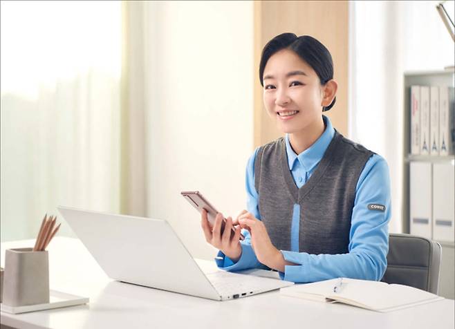 hy 금호점에서 근무하는 이소율 프레시매니저가 포즈를 취하고 있다(사진 위). (hy 제공) 2023년부터 2025년까지 정수기·공기청정기를 방문 관리하는 코웨이 코디 직업에 새로 유입된 2030세대는 평균 30%에 달한다(아래). (코웨이 제공)