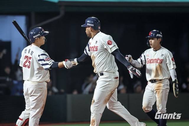 8일 KT전에서 적시타를 친 레이예스. 사진=롯데 제공