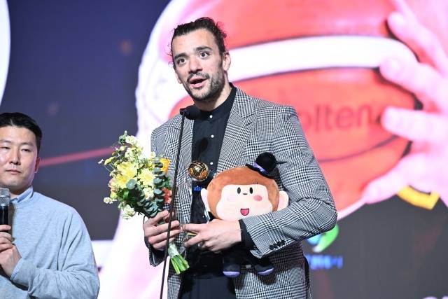 창원 LG의 마레이는 9일 그랜드 인터컨티넨탈 서울 파르나스 그랜드 볼룸에서 열린 2025-26 LG전자 프로농구 시상식에서 외국선수 MVP에 선정됐다. 사진=KBL 제공