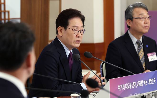 [서울=뉴시스] 최동준 기자 = 이재명 대통령이 9일 청와대에서 열린 국민경제자문회의 제1차 전체회의에서 발언하고 있다. 2026.04.09. photocdj@newsis.com /사진=