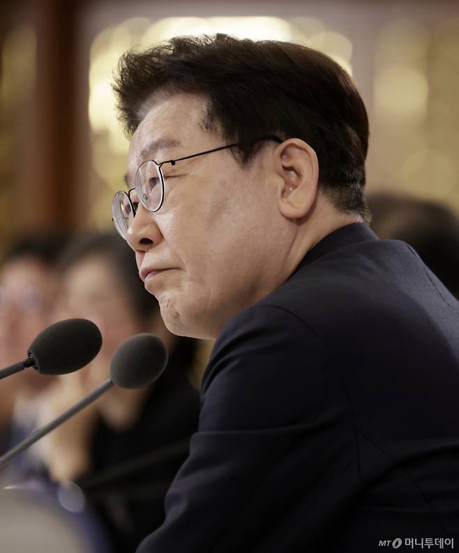 [서울=뉴시스] 최동준 기자 = 이재명 대통령이 9일 청와대에서 열린 국민경제자문회의 제1차 전체회의에서 참석자 발언을 듣고 있다. 2026.04.09. photocdj@newsis.com /사진=최동준