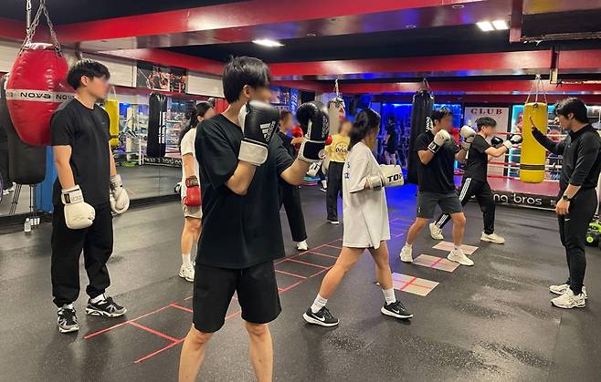 서울 관악구가 지원한 서울청년센터 '신림동쓰리룸'의 '렛츠크루' 활동. 청년들이 다양한 운동을 체험해 보는 활동 중 복싱을 체험하고 있다. /사진제공=서울 관악구