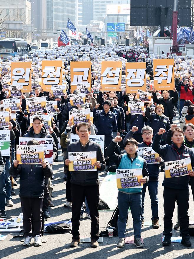 민주노총 조합원들이 10일 서울 종로구 세종대로 일대에서 열린 민주노총 투쟁 선포대회에서 구호를 외치고 있다. 2026.3.10/뉴스1  Copyright (C) 뉴스1. All rights reserved. 무단 전재 및 재배포,  AI학습 이용 금지.