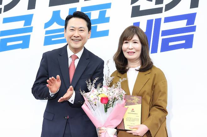 장동혁 국민의힘 대표가 9일 서울 여의도 국회에서 열린 국민의힘 100만 책임당원 돌파 기념식에서 책임당원과 기념 촬영을 하고 있다. /사진=뉴스1