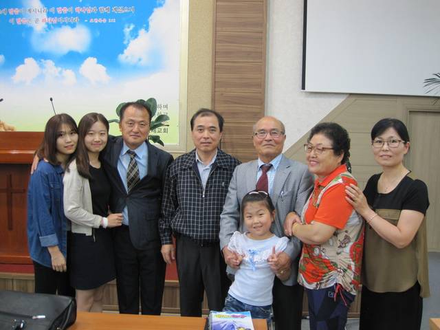 장로님이셨던 형님(오른쪽에서 세 번째)은 사랑을 몸소 실천하신 참된 신앙인이었다. 교회에서 형님 가족과 필자(가운데 점퍼 차림)가 함께 찍은 사진.