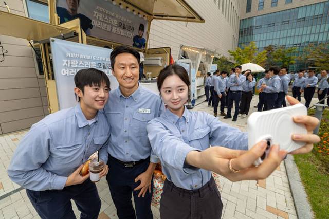 정기선(가운데) HD현대 회장이 지난해 충남 서산시 HD현대오일뱅크 대산 공장을 찾아 직원들과 함께 셀카를 찍고 있다.  HD현대 제공
