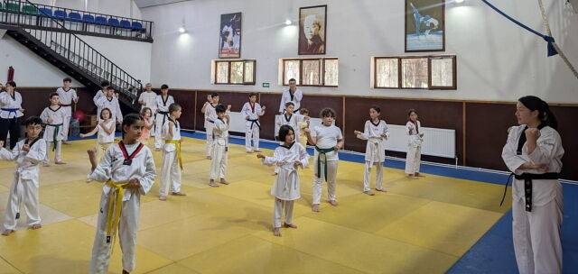 태권도봉사단(원)이 짐바브웨에서 태권도를 지도하고 있다. /태권도진흥재단 제공