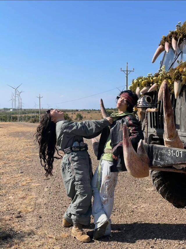 그룹 악뮤 멤버 이수현(왼쪽)이 이찬혁과 함께 어려웠던 순간을 극복했다. / 이수현 소셜미디어