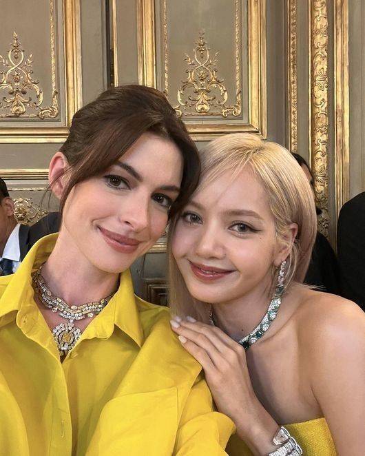 앤 해서웨이, 리스./소셜미디어