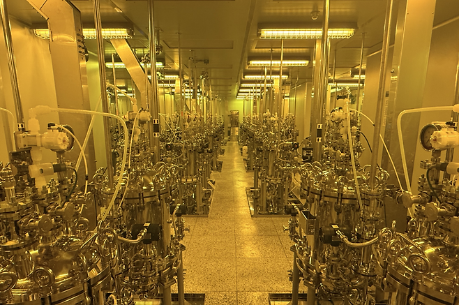 동진쎄미켐 발안공장 내부 사진. 내부 저장탱크와 필터 등이 가지런히 설비돼 있다. 이 곳에서 생산되는 포토레지스트(PR)는 삼성전자와 SK하이닉스 등 주요 반도체 회사로 공급된다. [동진쎄미켐]